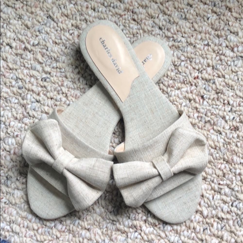 Charles David linen bow slides